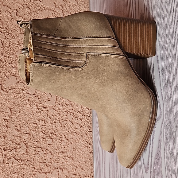 Ankle Tan Cowgirl Pointed Boots Faux Leather Size 8.5 - Picture 3 of 15